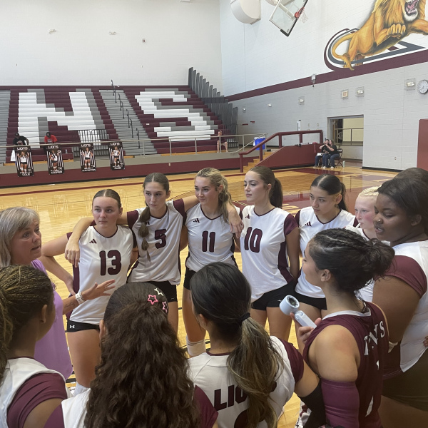 Head Coach Kelly Henderson talks during a team huddle. Staff Photo/Mark Warde