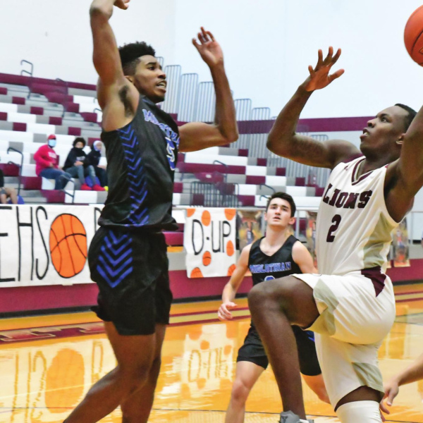 Ennis stuns Midlo, 44-43, in district opener