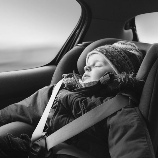 Emphasizing the critical importance of avoiding puffy jackets in child car seats