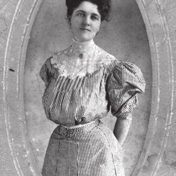 Clothing clues in old photos
