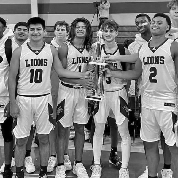 Ennis, now 6-1, dunks Dragons, 78-58