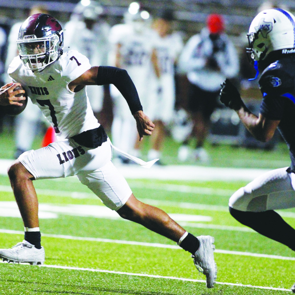 Linebackers claw Ennis into contention