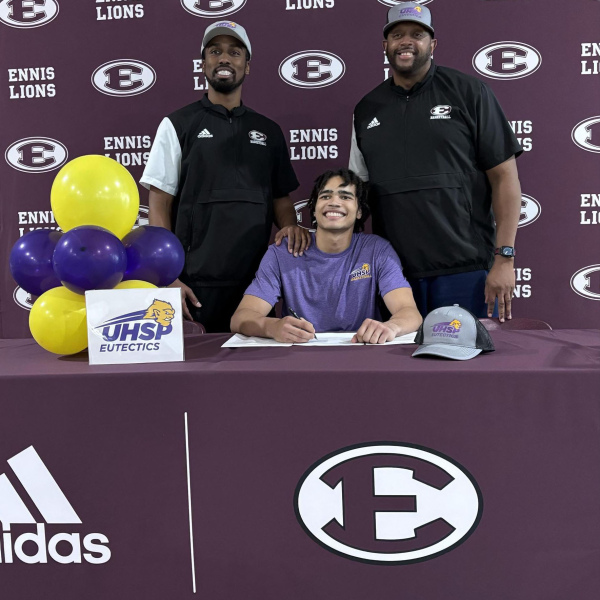 Bostwick signs scholarship offer