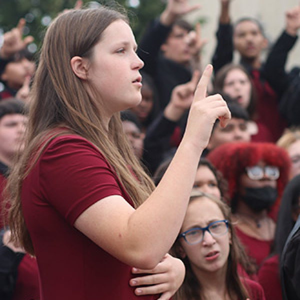 Ennis Choirs bring sound to downtown