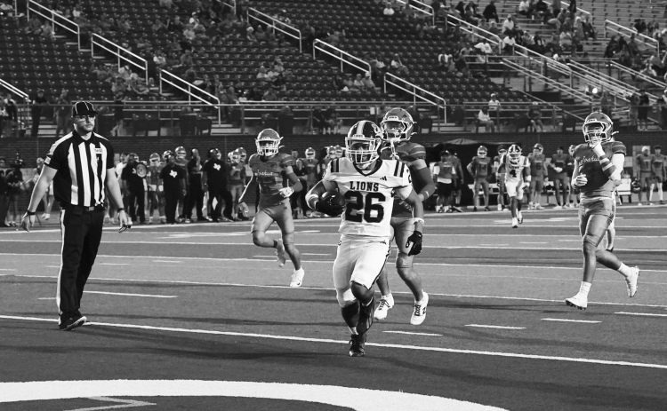 Kiimani Dandy (26) scurries to the goal for one of his 5 touchdowns. photosbylezley.com
