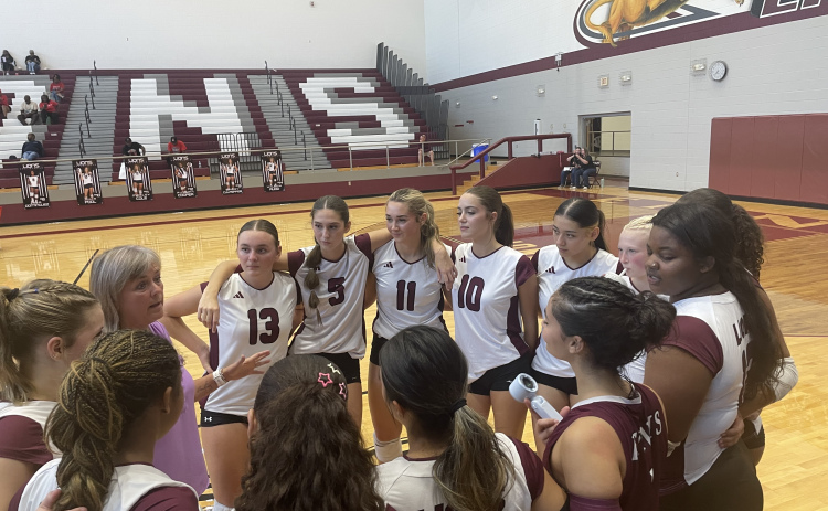 Head Coach Kelly Henderson talks during a team huddle. Staff Photo/Mark Warde
