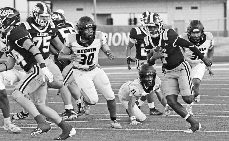 QB Elijah LeBlanc (7) breaks-off a big run in the Lions first touchdown drive. photosbylezley.com